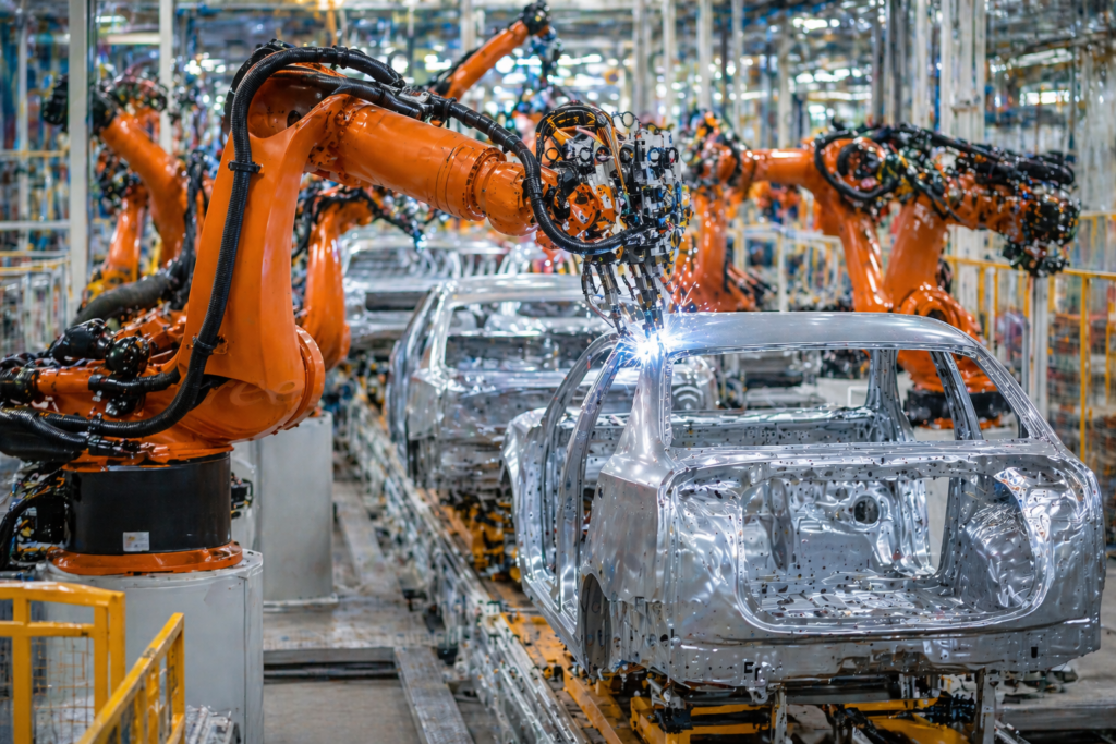 Bras articulé industriel en action sur une chaîne de production automobile